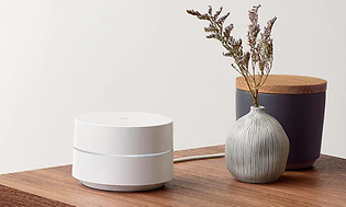 Google wi-fi på træbord