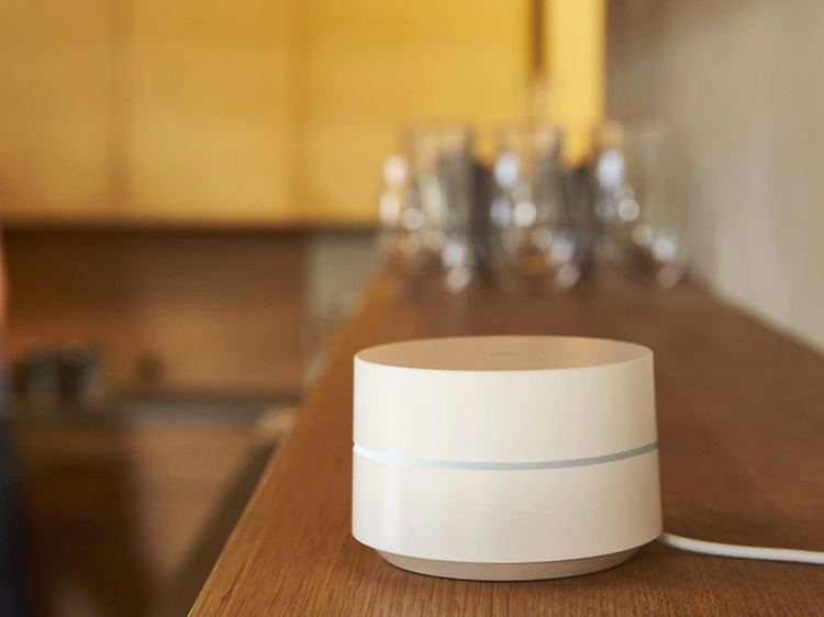 Hvid Google wi-fi på køkkenhylde