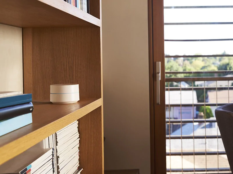 Google wi-fi på reol på hjemmekontor