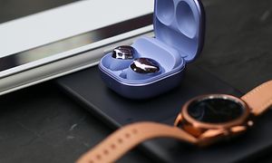 Samsung Wireless Trio Charger med Galaxy-telefon, Galaxy Buds og et Galax-ur