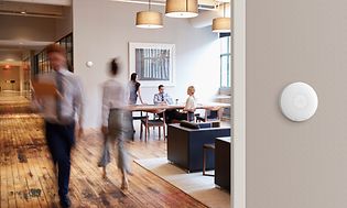 Airthings Wave Plus fastgjort til væggen på et kontor