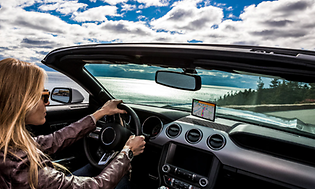 Kvinde kører med Garmin GPS, der viser hende vej