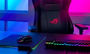 Et gaming-bord med gamingstol, tastatur, musemåtte og mus