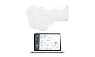Airthings startersæt produkter og app dashboard på en computerskærm