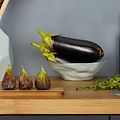 Benkeplade i træ med figner og aubergine