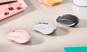 Tre Logitech trådløse computermus i forskellige farver