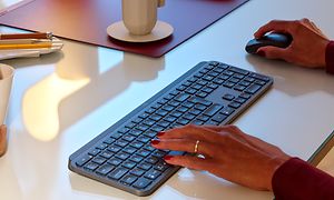 Kvinden bruger mus og tastatur fra Logitech
