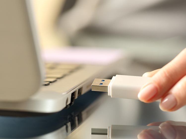 Kvinde forbinder USB med computer