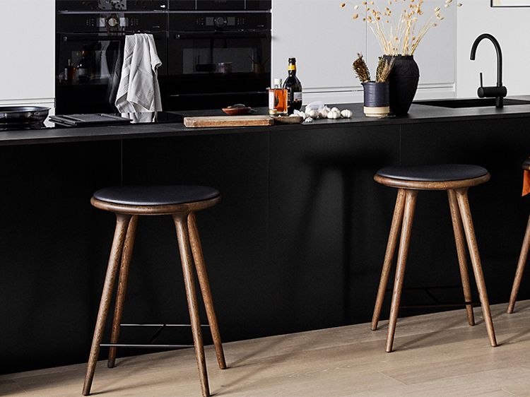 Køkkenø med bordplade i sort dekton