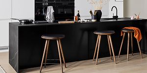 Køkkenø med bordplade i sort dekton
