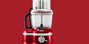 En rød foodprocessor foran rød baggrund