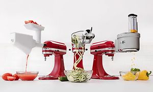 Tre røde KitchenAid mixere, der viser forskellige tilbehør