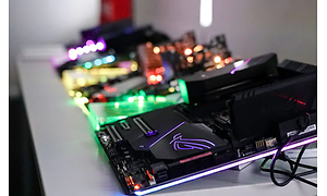 Motherboards som ligger på række på et bord