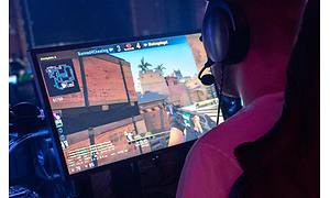 En gamer, der spiller CS
