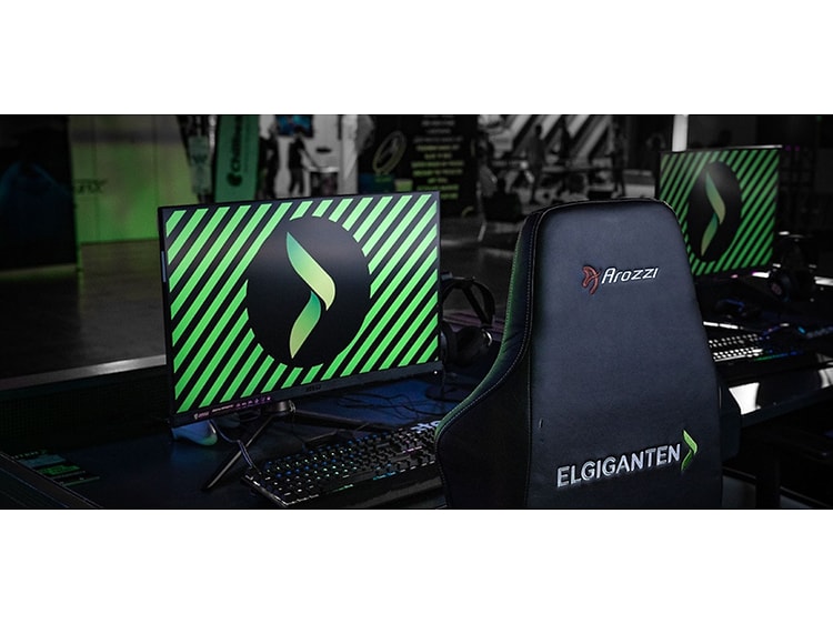 Arozzi gaming-stol med Elgiganten-logo og et fuldt gaming-setup