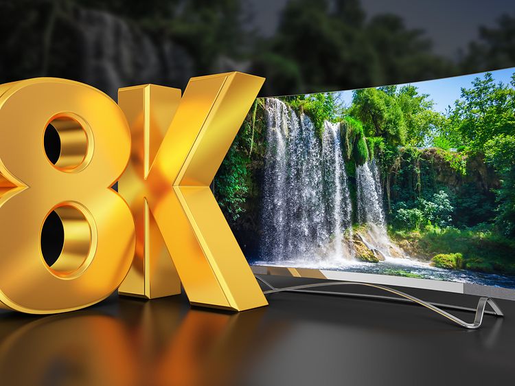 TV-8K tekst og TV i baggrunden