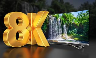 TV-8K tekst og TV i baggrunden