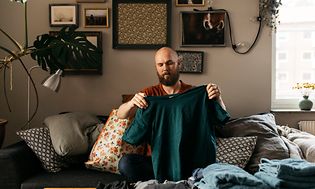 Mand, der folder rent tøj