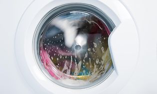 Nærbillede af vaskemaskine, der vasker tøj