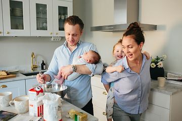 En familie, der laver mad i deres køkken