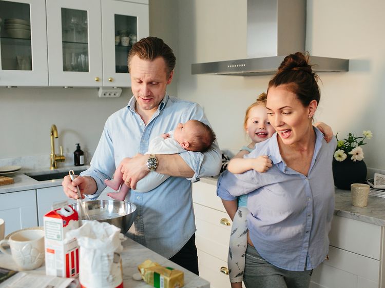 En familie, der laver mad i deres køkken