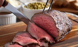 Roast beef skæres i skiver