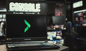En gaming-bærbar computer med et Elgiganten-logo på