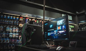 Et komplet gaming-setup i et Elgiganten-varehus