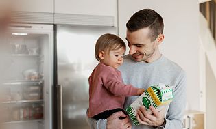 MDA - Køleskab - En far og hans datter og en karton mælk