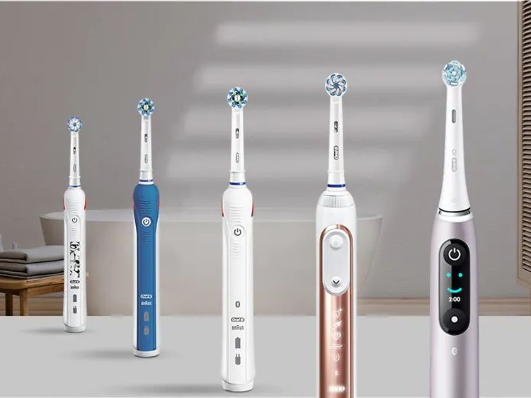 Fem forskellige Oral-B elektriske tandbørster på et bord