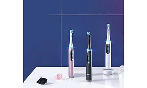 Oral-B iO9 elektrisk tandbørste i tre forskellige farver på et bord