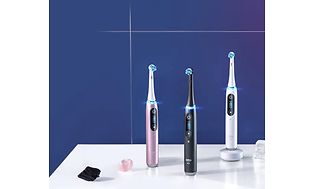 Oral-B iO9 elektrisk tandbørste i tre forskellige farver på et bord
