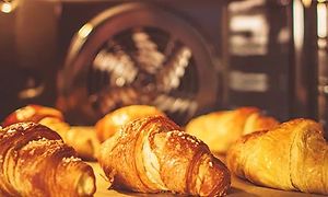 Et nærbillede af croissanter, der bages i varmluftsovn