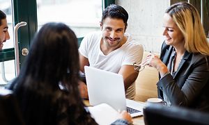 En gruppe kolleger, der diskuterer på arbejdspladsen
