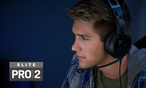 En gamer med et Turtle Beach Elite Pro 2-headset på