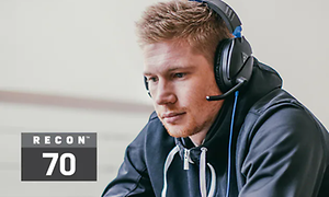 En gamer med et Turtle Beach Recon 70-headset på