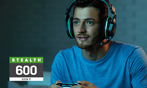 En gamer med et Turtle Beach Stealth 600-headset