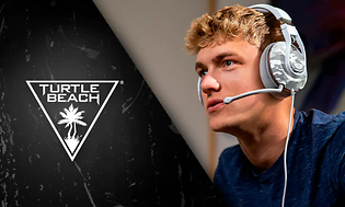 En gamer iført et Turtle Beach Recon 500 headset