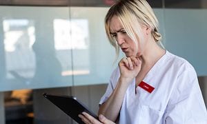 En sygeplejerske med en iPad