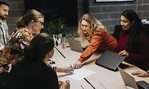 Mennesker, der diskuterer under et møde