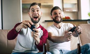 To fyre, der gamer foran et tv