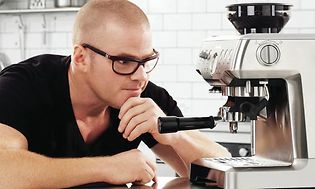 Heston Blumenthal kigger på en Sage kaffemaskine