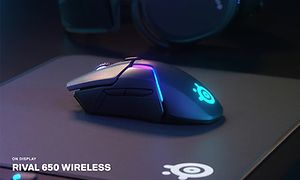 Nærbillede af en SteelSeries Rival 650 Wireless på en musemåtte