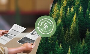 Kvinde holder papirer ved siden af en skov og foran et grønt logo