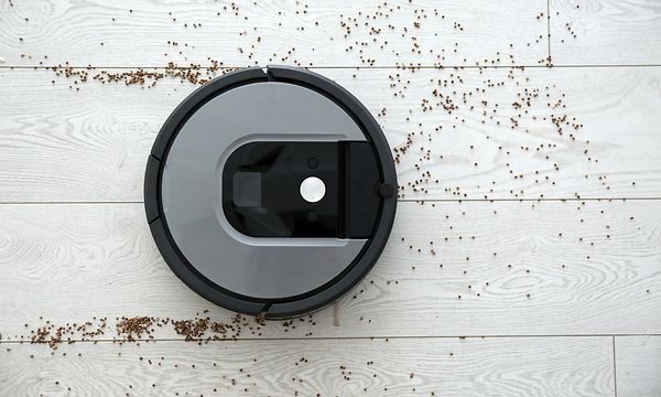 En robotstøvsuger støvsuger gulvet