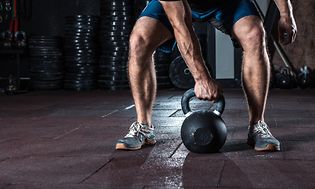 Mand der træner og skal til at løfte en kettlebell