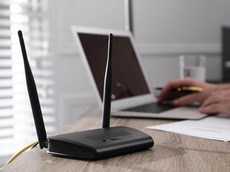 Router ved side af en laptop