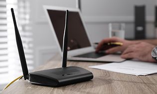 Router ved side af en laptop