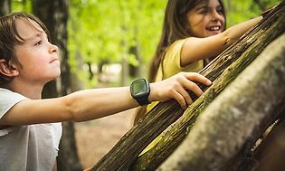Dreng og pige med Xplora X5 smartwatches på armene