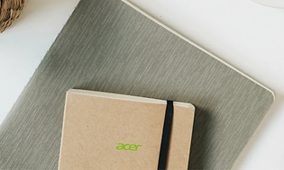 En Acer-notesblok på et skrivebord